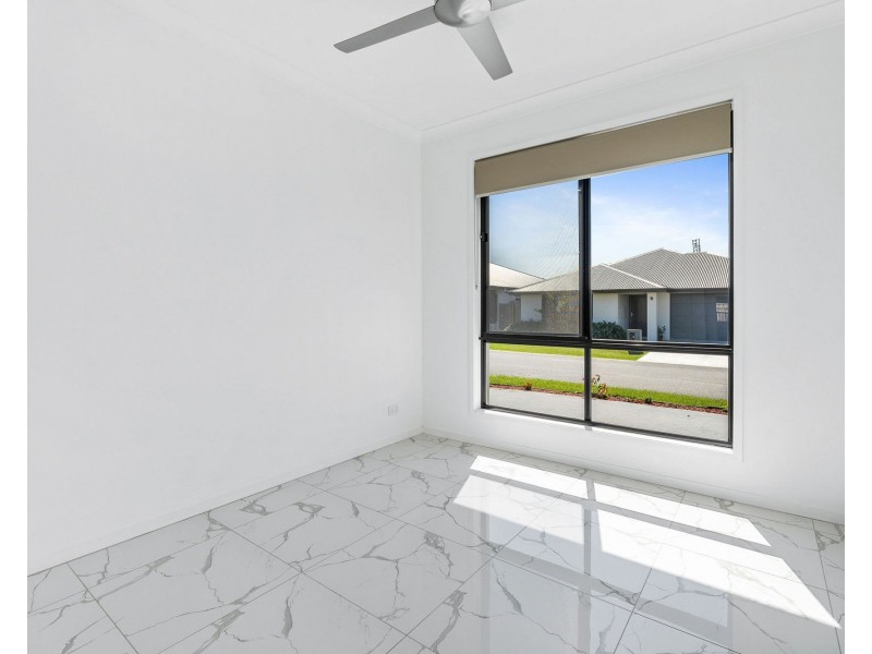 4 OXENFORD PLACE, Oxenford QLD 4210