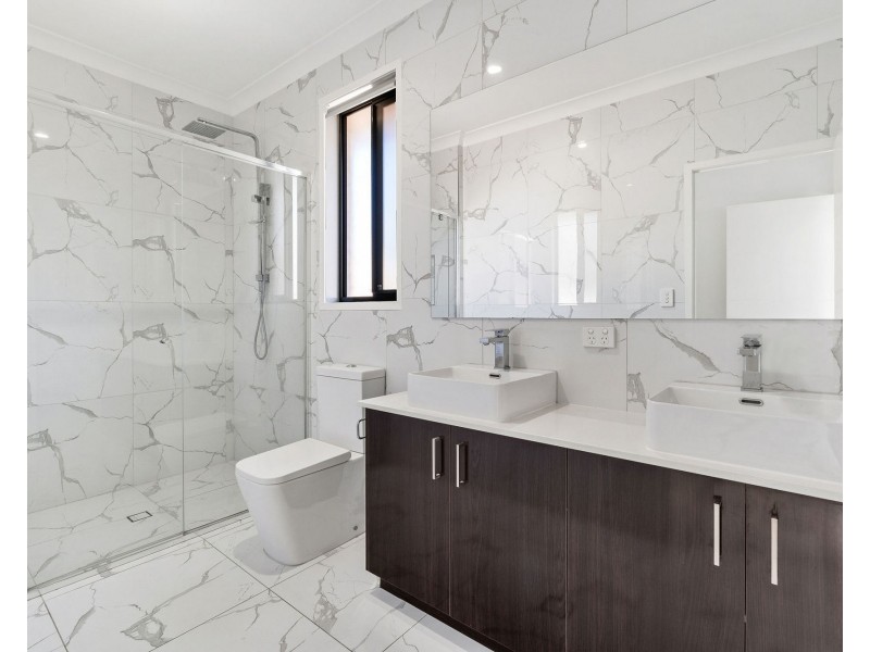 4 OXENFORD PLACE, Oxenford QLD 4210