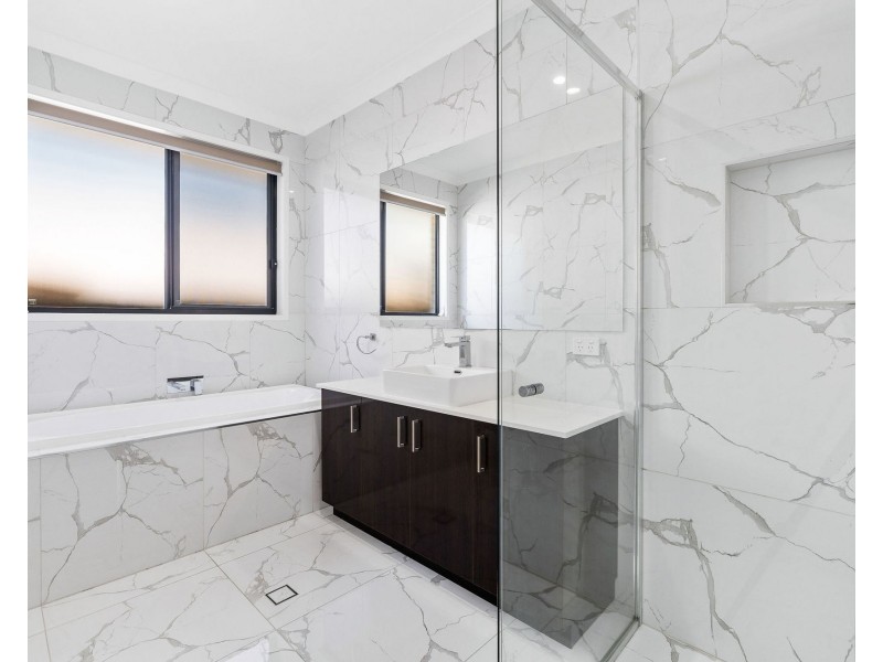 4 OXENFORD PLACE, Oxenford QLD 4210