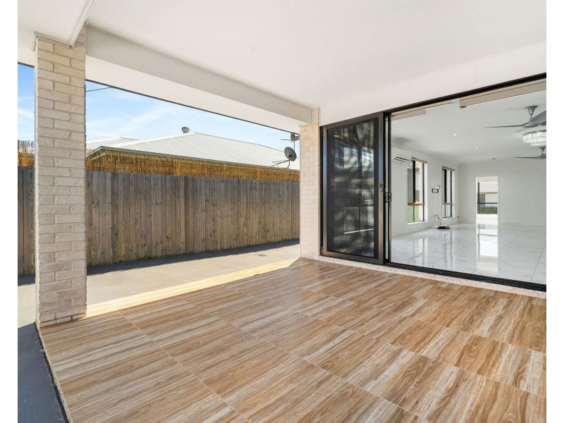 4 OXENFORD PLACE, Oxenford QLD 4210