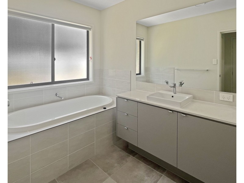 24 Helena Street, Spring Mountain QLD 4124