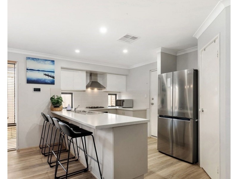 24 Highcliffe Circle, Lakelands WA 6180