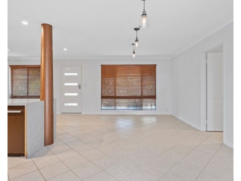2 Caron Place, Dudley Park WA 6210
