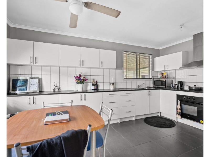 18 Fiona Street, Beachmere QLD 4510