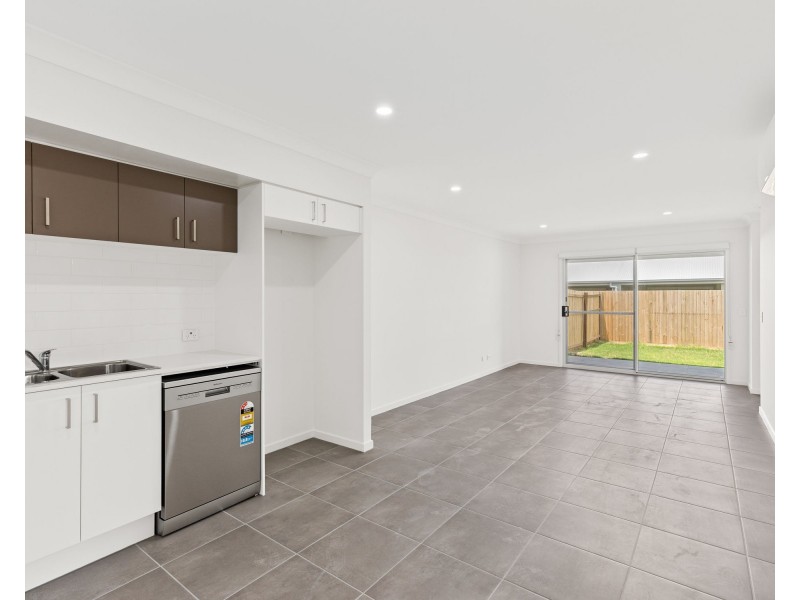 2/2 Dominique Way, Flinders View QLD 4305