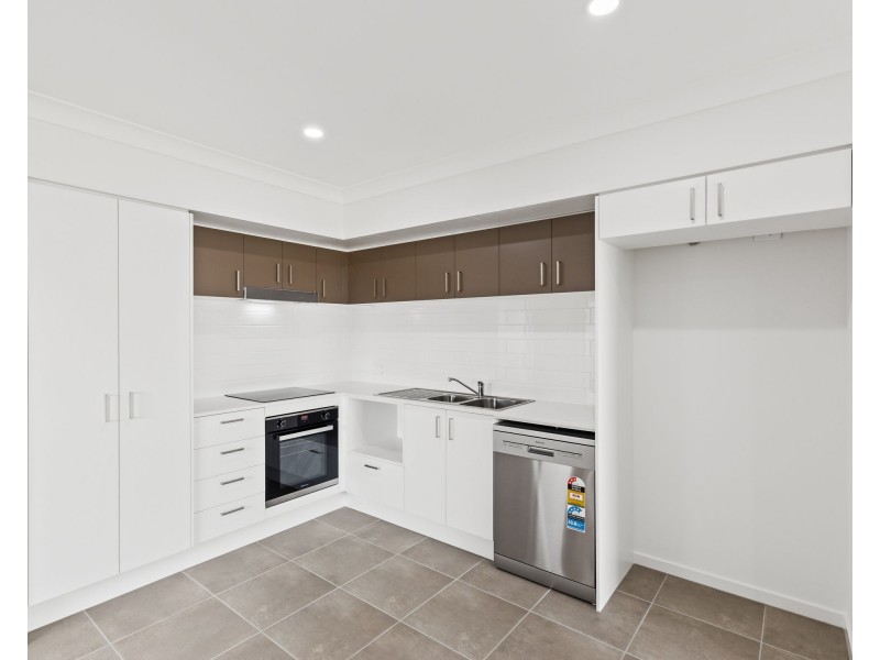 2/2 Dominique Way, Flinders View QLD 4305