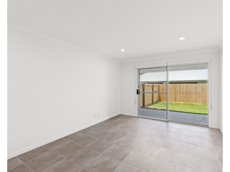 2/2 Dominique Way, Flinders View QLD 4305