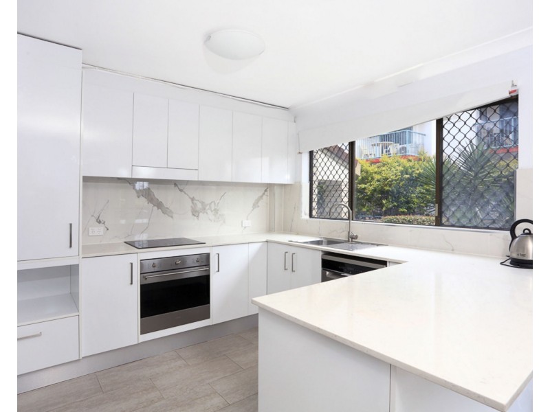 2/138 Marine Parade, Southport QLD 4215