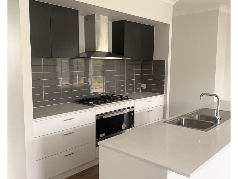 4 Perignon Circuit, Beachmere QLD 4510