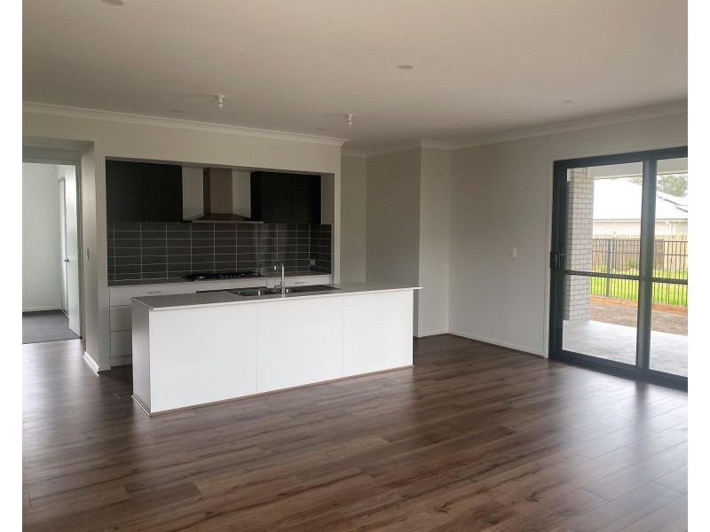 4 Perignon Circuit, Beachmere QLD 4510