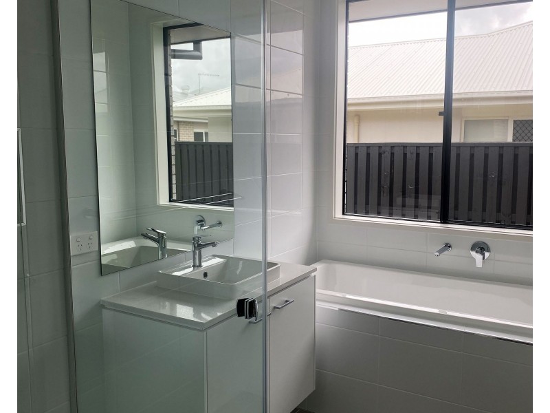 4 Perignon Circuit, Beachmere QLD 4510
