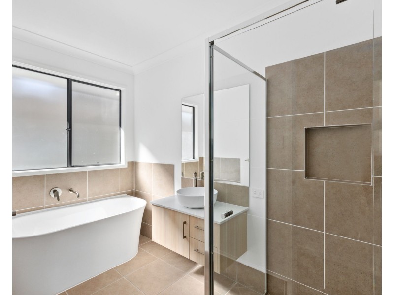 5 Bruce Street, Gleneagle QLD 4285