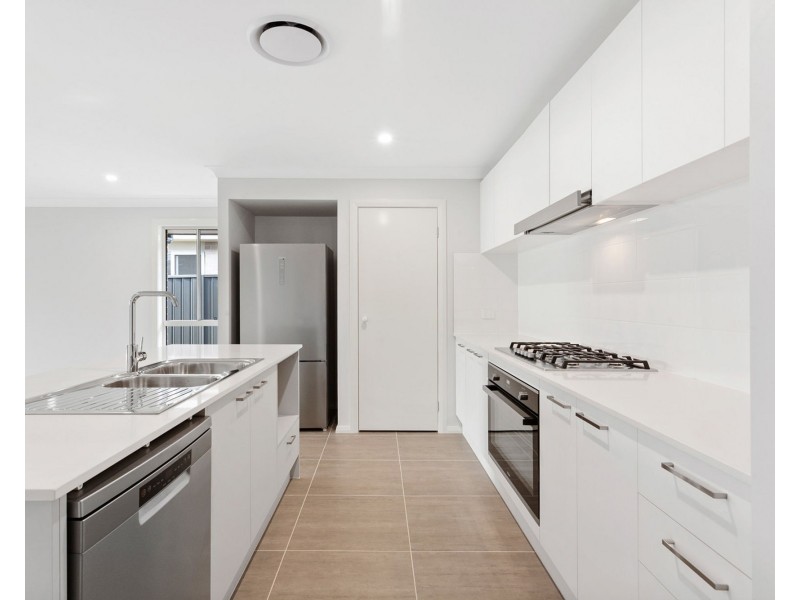8 Corry Street, Thirlmere NSW 2572