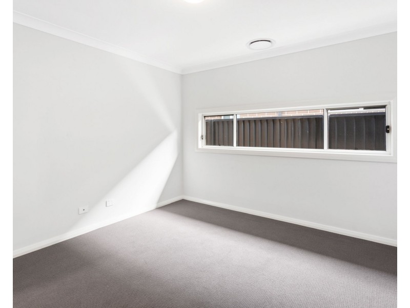 8 Corry Street, Thirlmere NSW 2572
