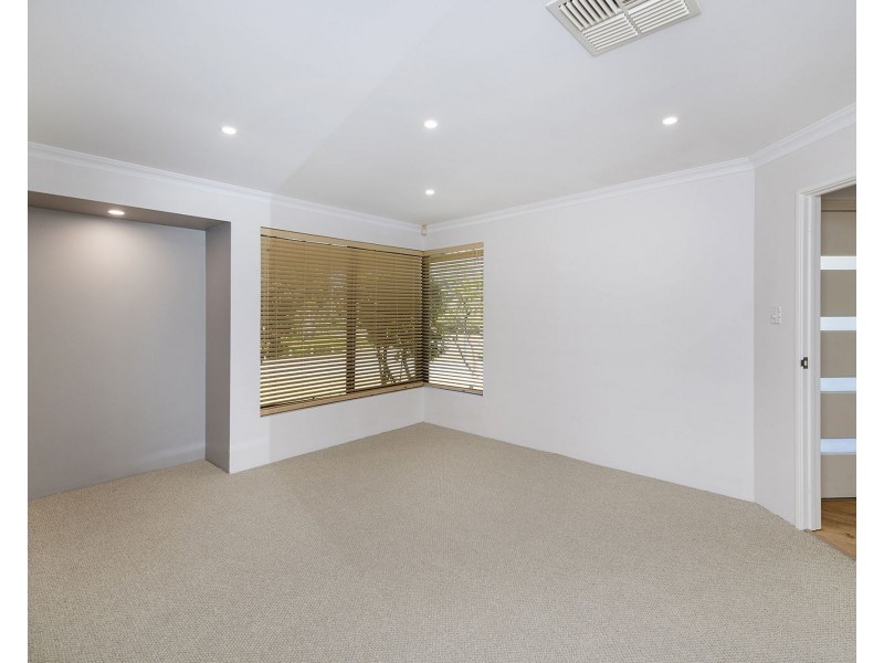 64 Buttercup Parkway, Halls Head WA 6210