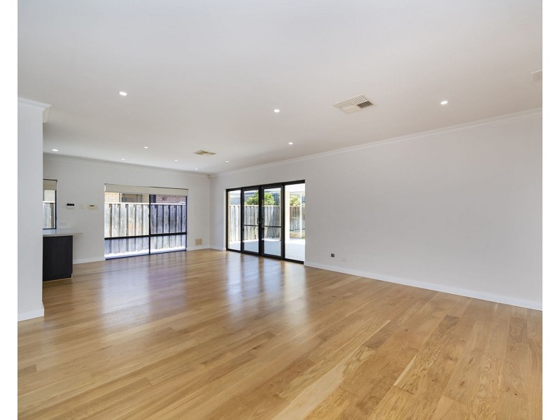 64 Buttercup Parkway, Halls Head WA 6210