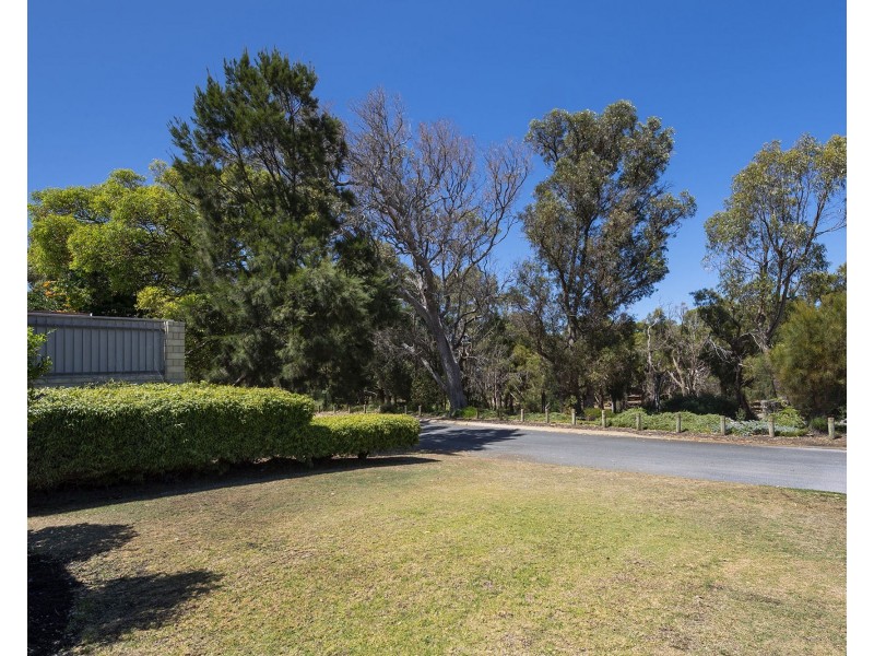 64 Buttercup Parkway, Halls Head WA 6210