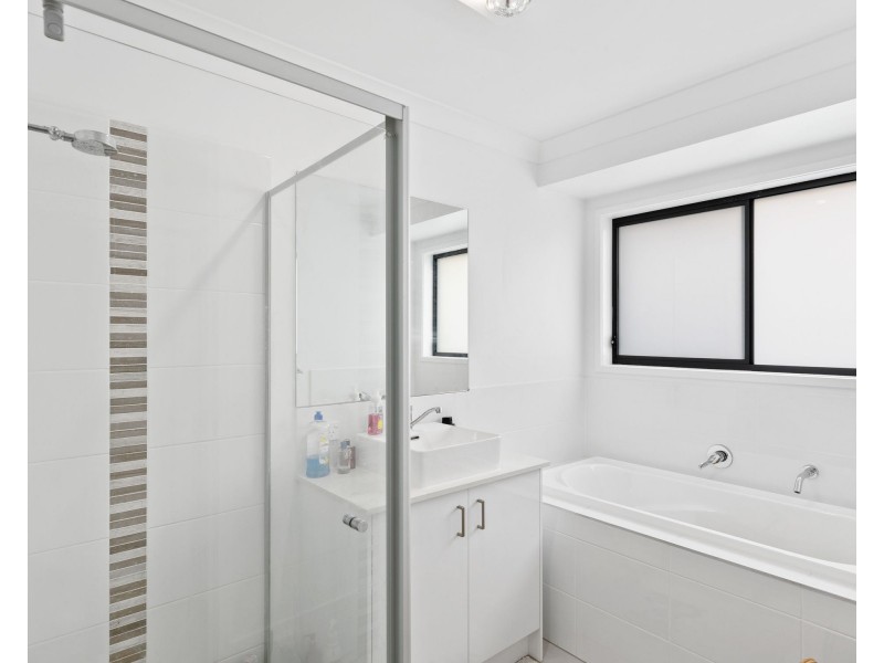 4 Mary Cres, Rosewood QLD 4340