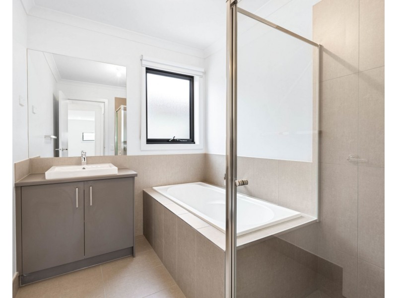 32 Hues Street, Craigieburn VIC 3064