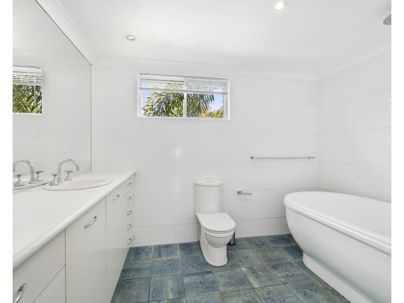 34 Poinsettia Street, Holloways Beach QLD 4878