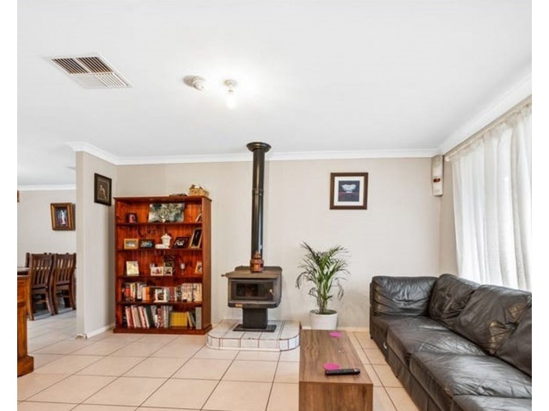 5 Simmons Loop, Parmelia WA 6167