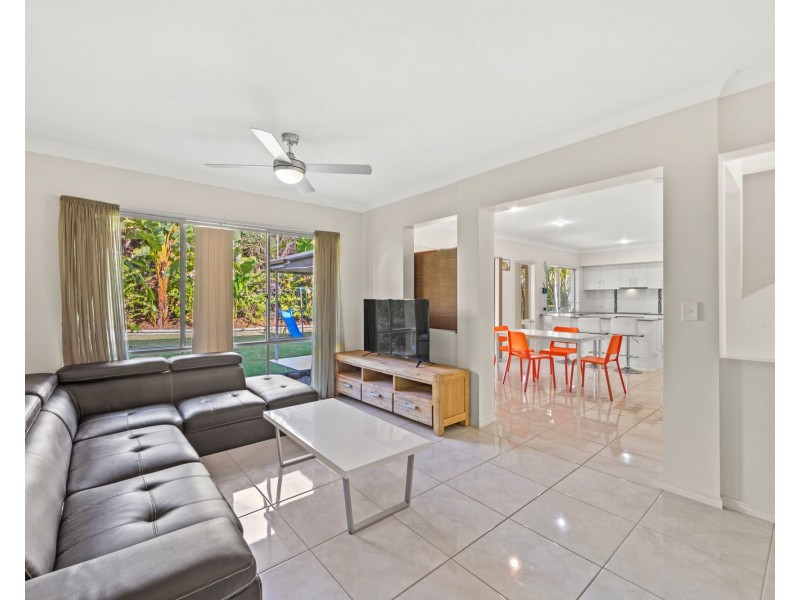 5 Napier Court, Pacific Pines QLD 4211
