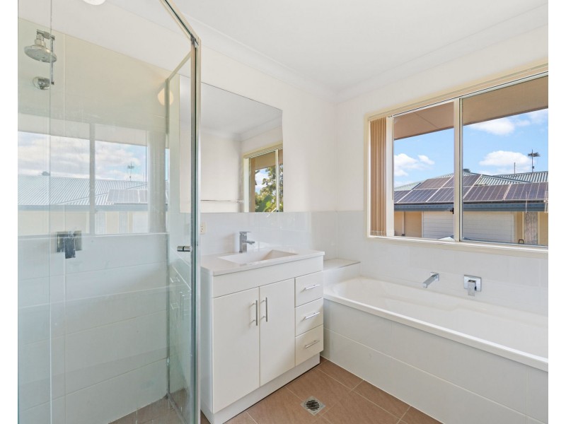 5 Napier Court, Pacific Pines QLD 4211