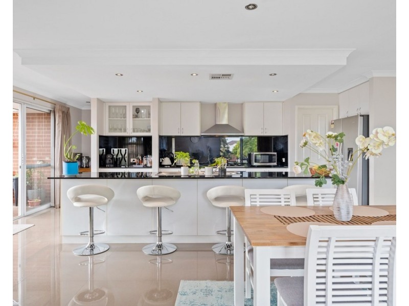 2 Hillhouse Way, Piara Waters WA 6112