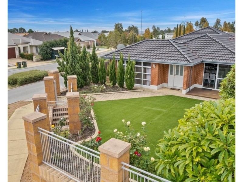 2 Hillhouse Way, Piara Waters WA 6112