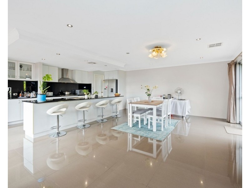 2 Hillhouse Way, Piara Waters WA 6112