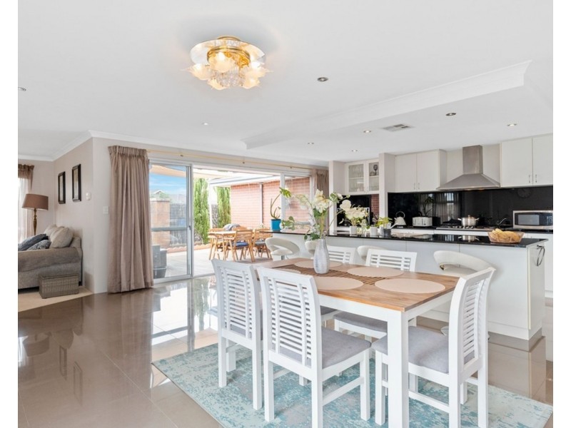 2 Hillhouse Way, Piara Waters WA 6112