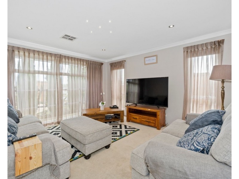 2 Hillhouse Way, Piara Waters WA 6112