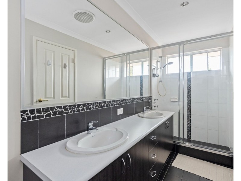 2 Hillhouse Way, Piara Waters WA 6112