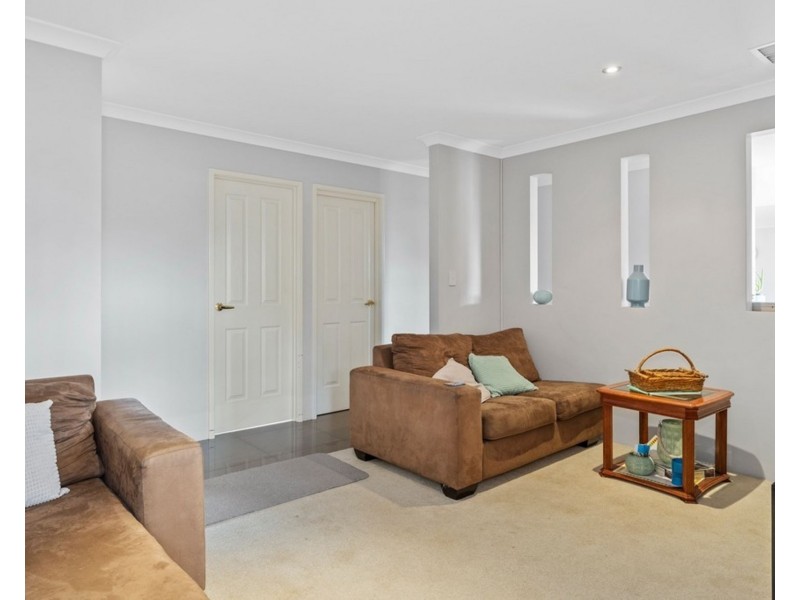 2 Hillhouse Way, Piara Waters WA 6112