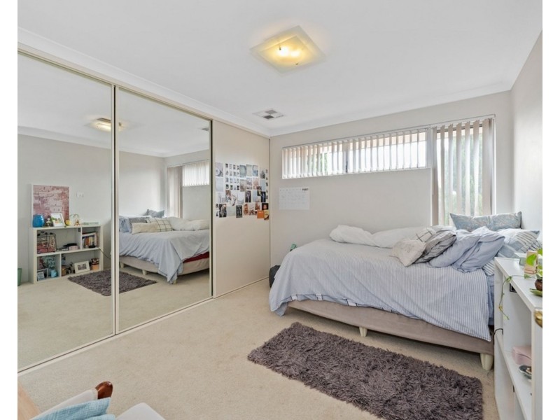 2 Hillhouse Way, Piara Waters WA 6112