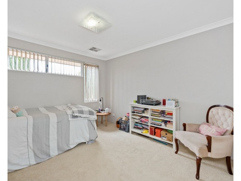 2 Hillhouse Way, Piara Waters WA 6112