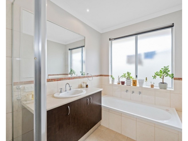 2 Hillhouse Way, Piara Waters WA 6112