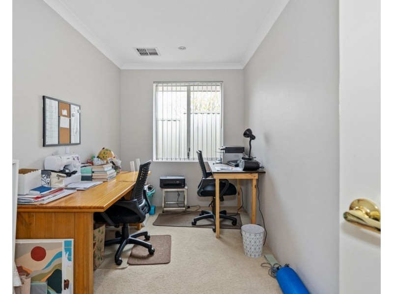 2 Hillhouse Way, Piara Waters WA 6112