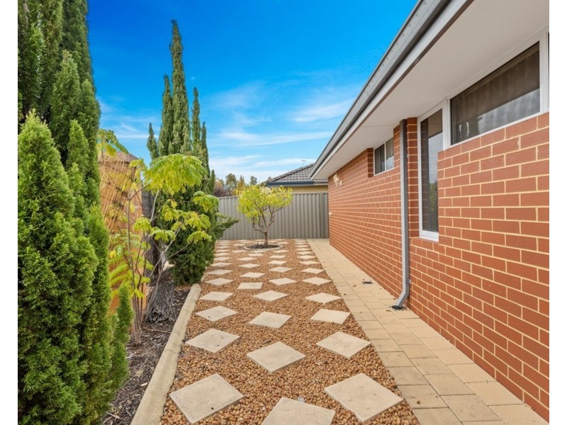 2 Hillhouse Way, Piara Waters WA 6112
