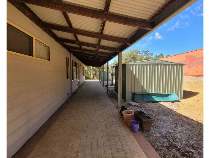 208 Almond Ave, Bakers Hill WA 6562