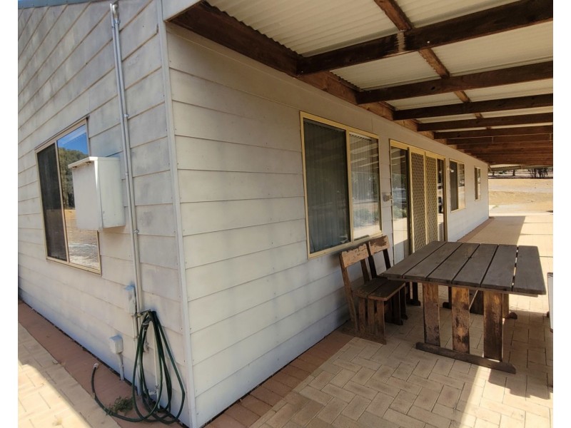 208 Almond Ave, Bakers Hill WA 6562