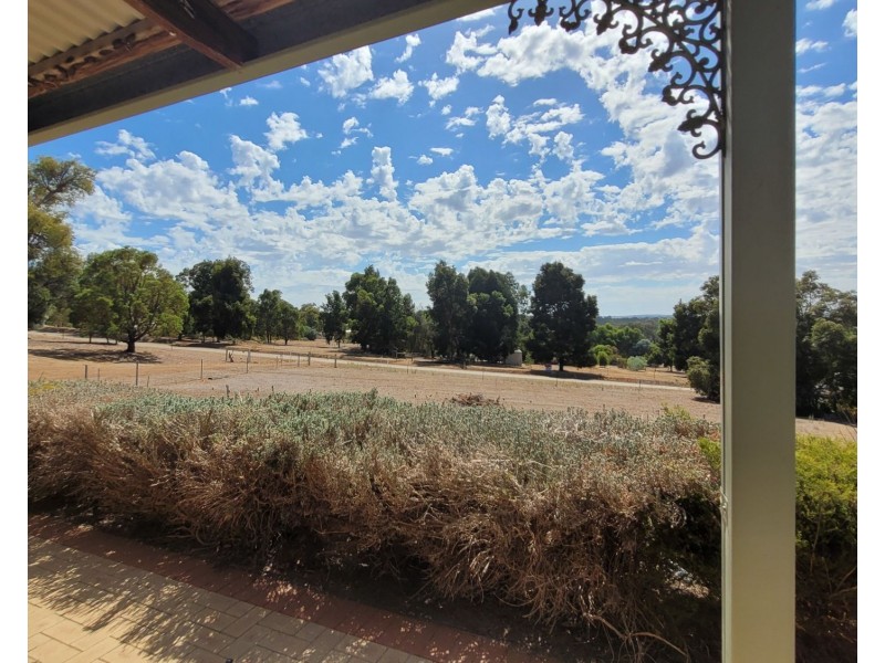 208 Almond Ave, Bakers Hill WA 6562