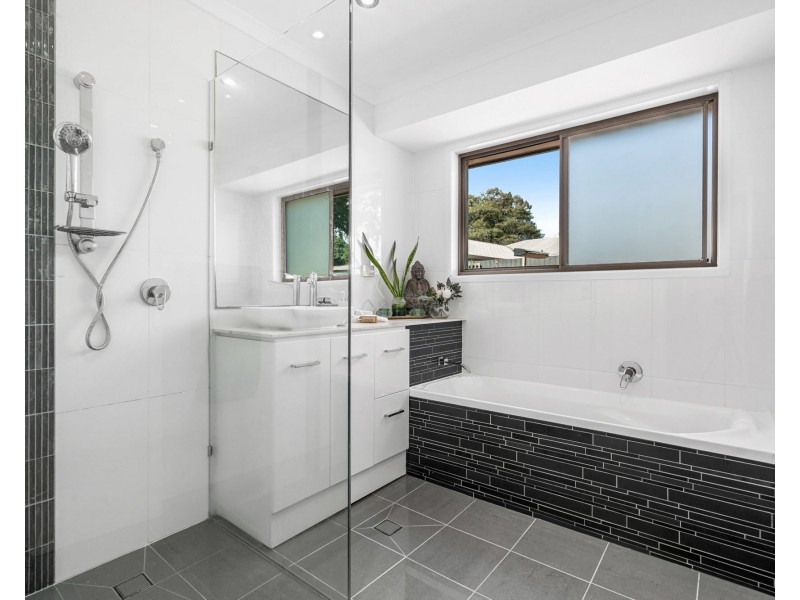 4 Joseph Place, Ormiston QLD 4160