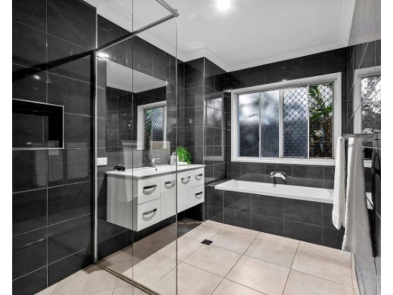 6 Premier Terrace, Bridgeman Downs QLD 4035