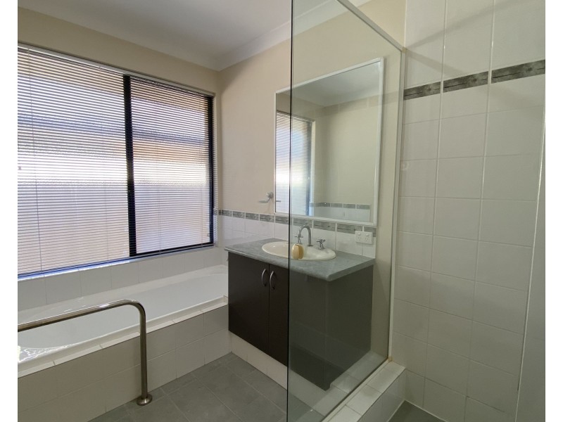 47 Jackadder Ave, Hammond Park WA 6164