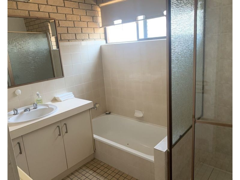 1/2 Angie Court, Mermaid Waters QLD 4218