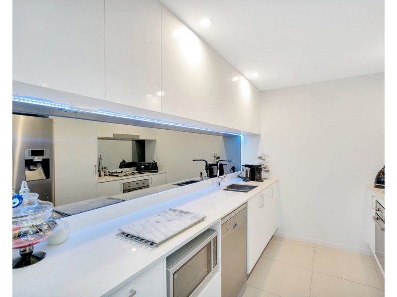 2803/5 Harbour Side Court, Biggera Waters QLD 4216