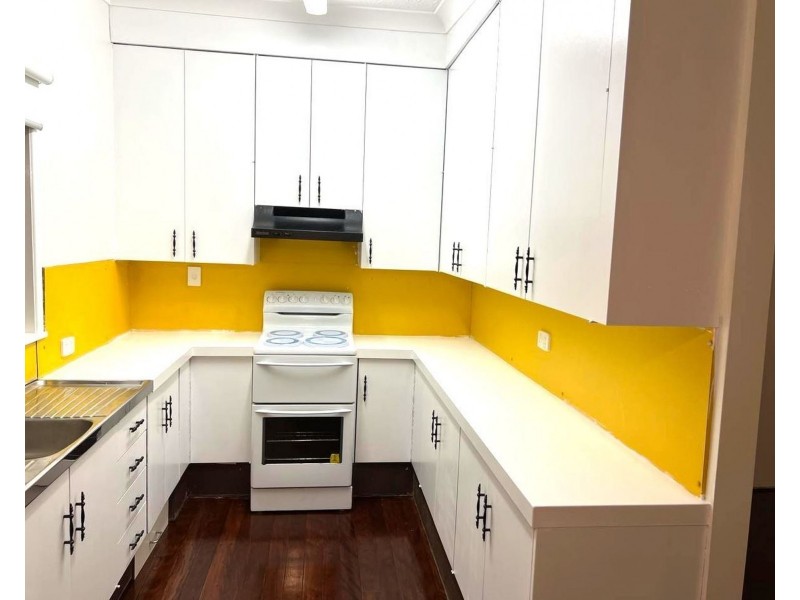 8 Suzanne Street, Wynnum West QLD 4178