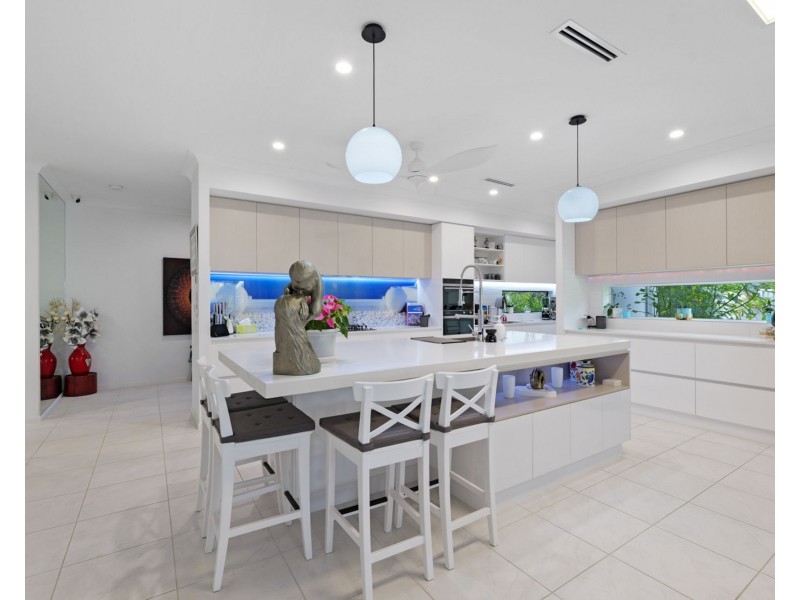 4 Whimbrel Court, Pelican Waters QLD 4551