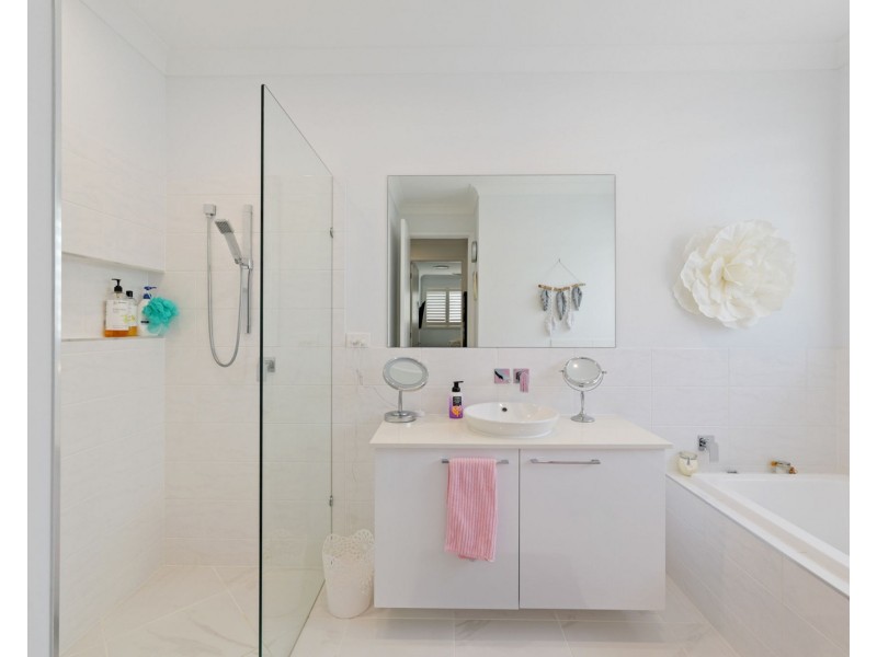 4 Whimbrel Court, Pelican Waters QLD 4551